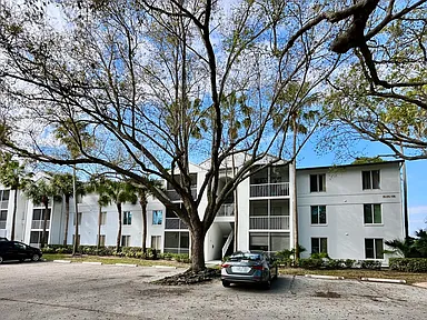 Port St. Lucie home with driveway and front garden