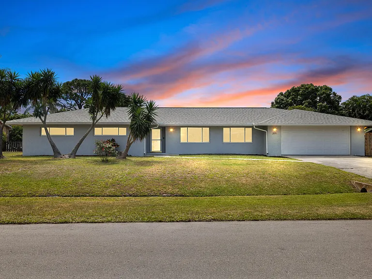 Entryway with glass front doors in Port St. Lucie home