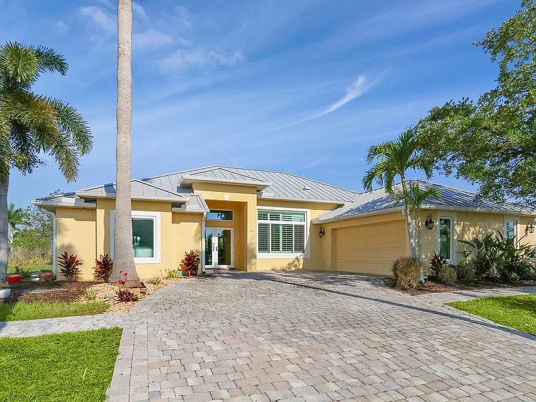 Walk-in shower with rainfall head in Port Saint Lucie home