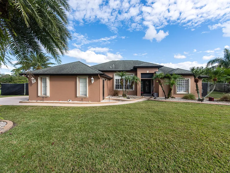 Dining room with bay window in Port St. Lucie real estate listing