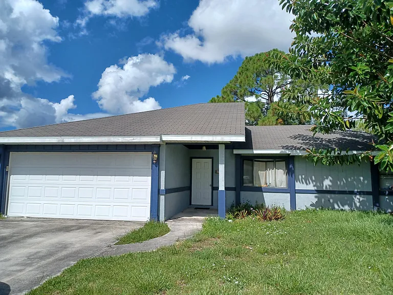 Saint Lucie home with open kitchen and breakfast bar