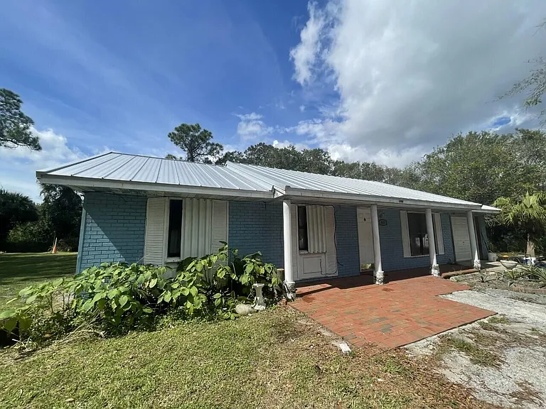 Corner lot home with large front yard in Saint Lucie FL