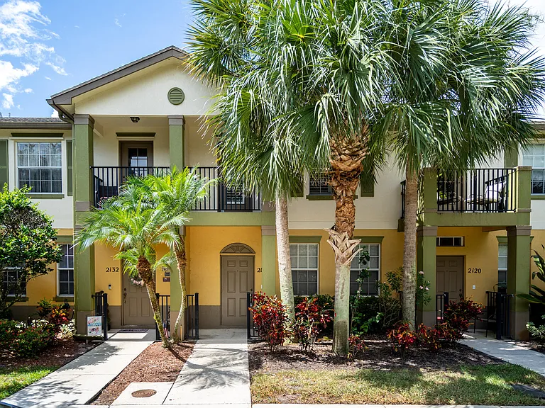 Port St. Lucie home with modern tile backsplash in kitchen