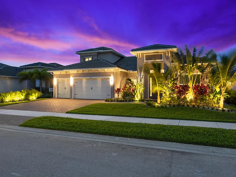 Backyard garden space in Port Saint Lucie home