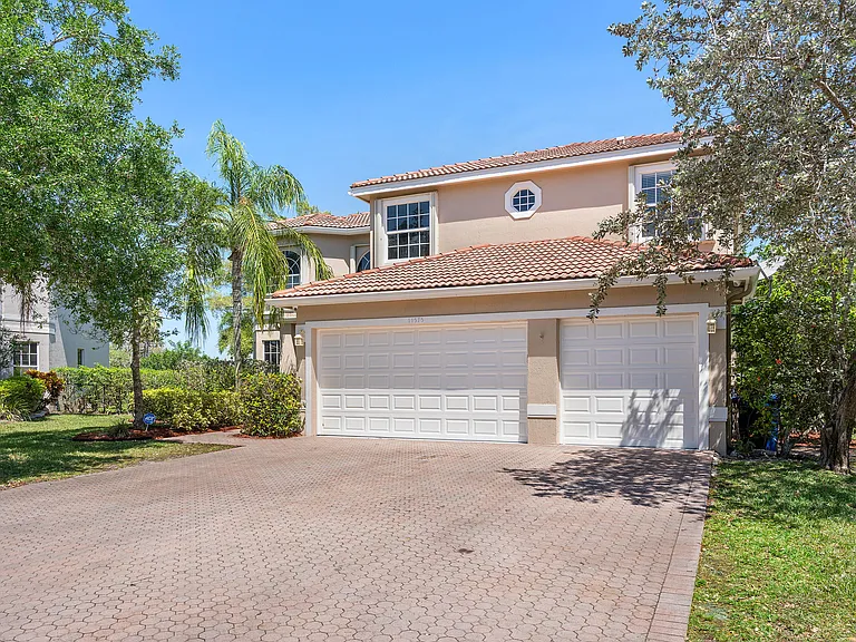 Port St. Lucie home with double garage and paver driveway