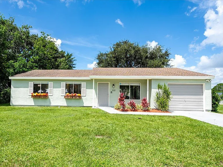 Open-concept home in Port Saint Lucie with vaulted ceilings
