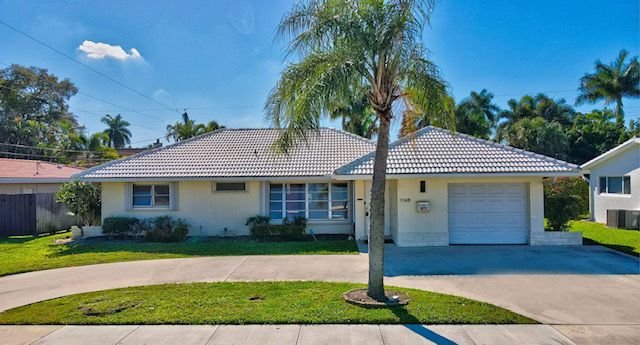 Luxury waterfront home in Port St. Lucie with private dock