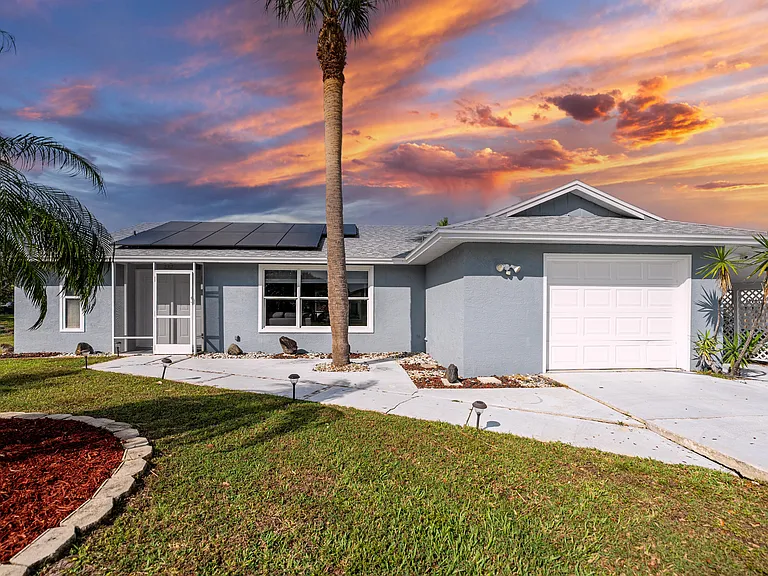 Guest suite in Saint Lucie home with private bathroom